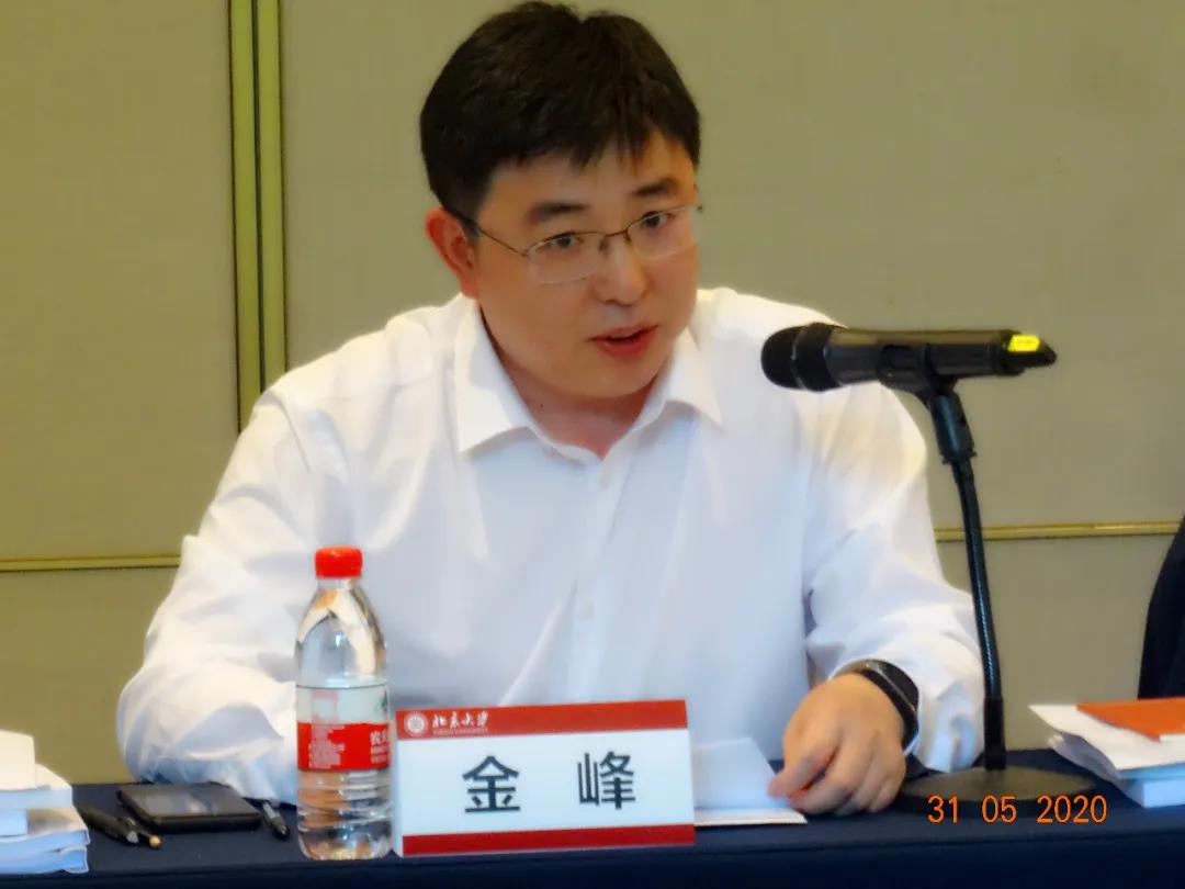 鞍山市人民政府秘书长金峰主持会议.jpg